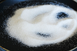 Сахарный песок на сковороде