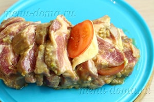 Запеченная свинина-гармошка с сыром и помидорами