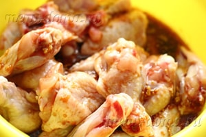 Запеченные куриные крылышки в пикантном соево-медовом соусе
