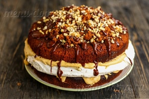 Домашний торт «Сникерс» с безе, арахисом и вареной сгущенкой