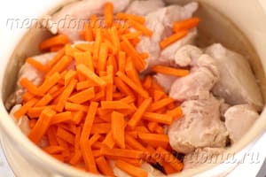 Тушеная картошка с курицей и овощами в кастрюле