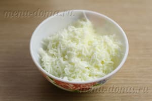 Салат «Мимоза» с твердым сыром и сливочным маслом