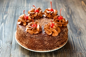 Домашний торт из шоколадного бисквита с вареной сгущенкой и какао