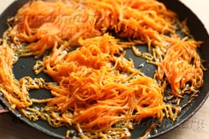 Тушеная белая рыба в густом томатном соусе с репчатым луком и морковкой