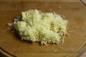 Хрустящая картошка, запеченная в духовке майонезом, сыром и чесноком