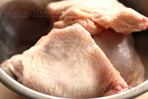 Запеченные на противне сочные куриные бедра (готовим в духовке)