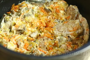 Филе рыбы, тушенное в соусе из сметаны с морковью и репчатым луком