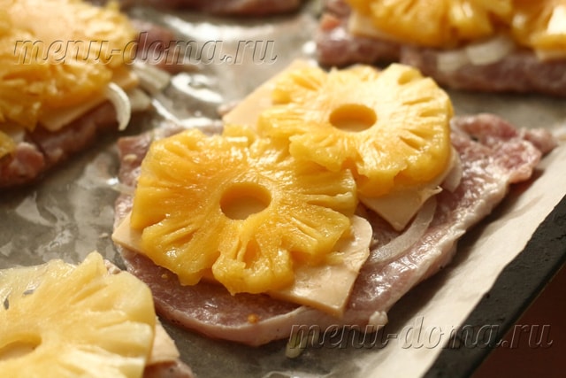 Вкусная свинина, запеченная под сыром с кусочками ананасов