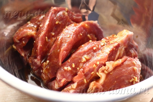 Свинина, запеченная в виде гармошки - вкусное мясо для праздничного стола