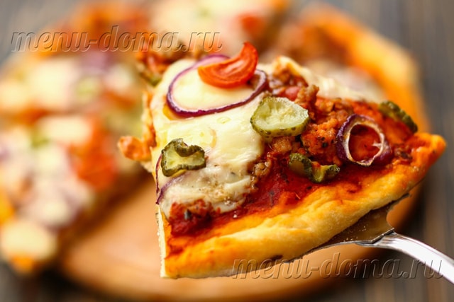 Пицца «Чизбургер» с фаршем, помидорами и сыром по-домашнему