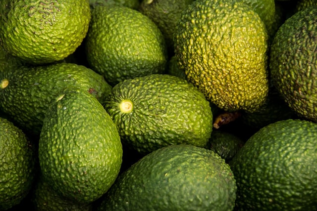 Разбираемся, как выбрать спелый плод авокадо в магазине или на рынке