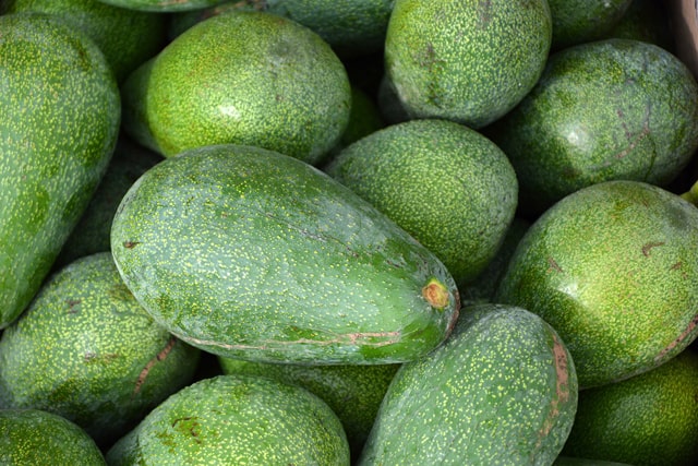 Разбираемся, как выбрать спелый плод авокадо в магазине или на рынке